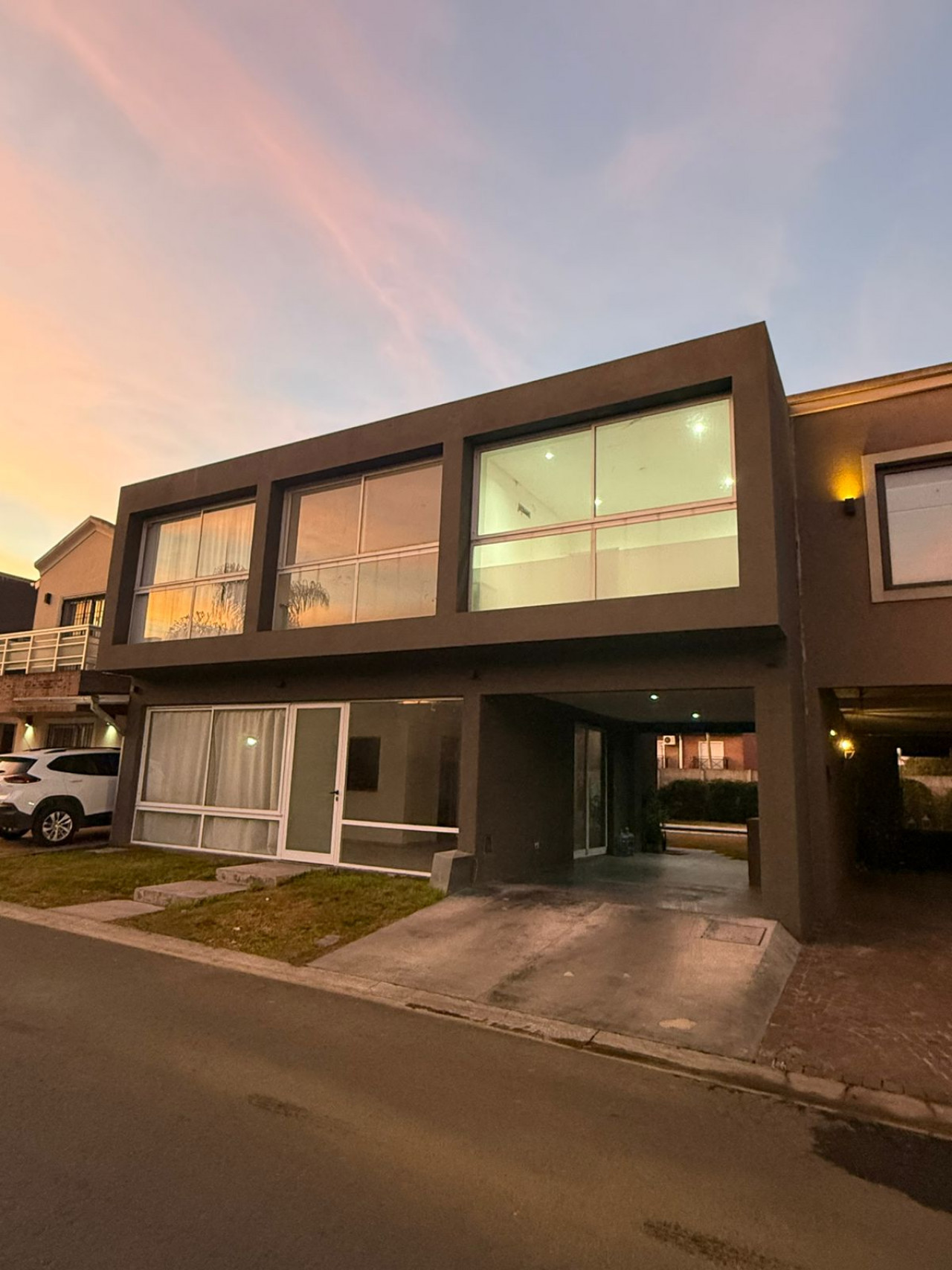 Casa de 4 ambientes con parque y pileta en alquiler,  en barrio cerrado - San Miguel