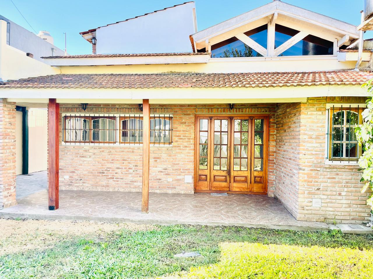 Alquiler de casa de 4 ambientes con parque en Bella Vista.