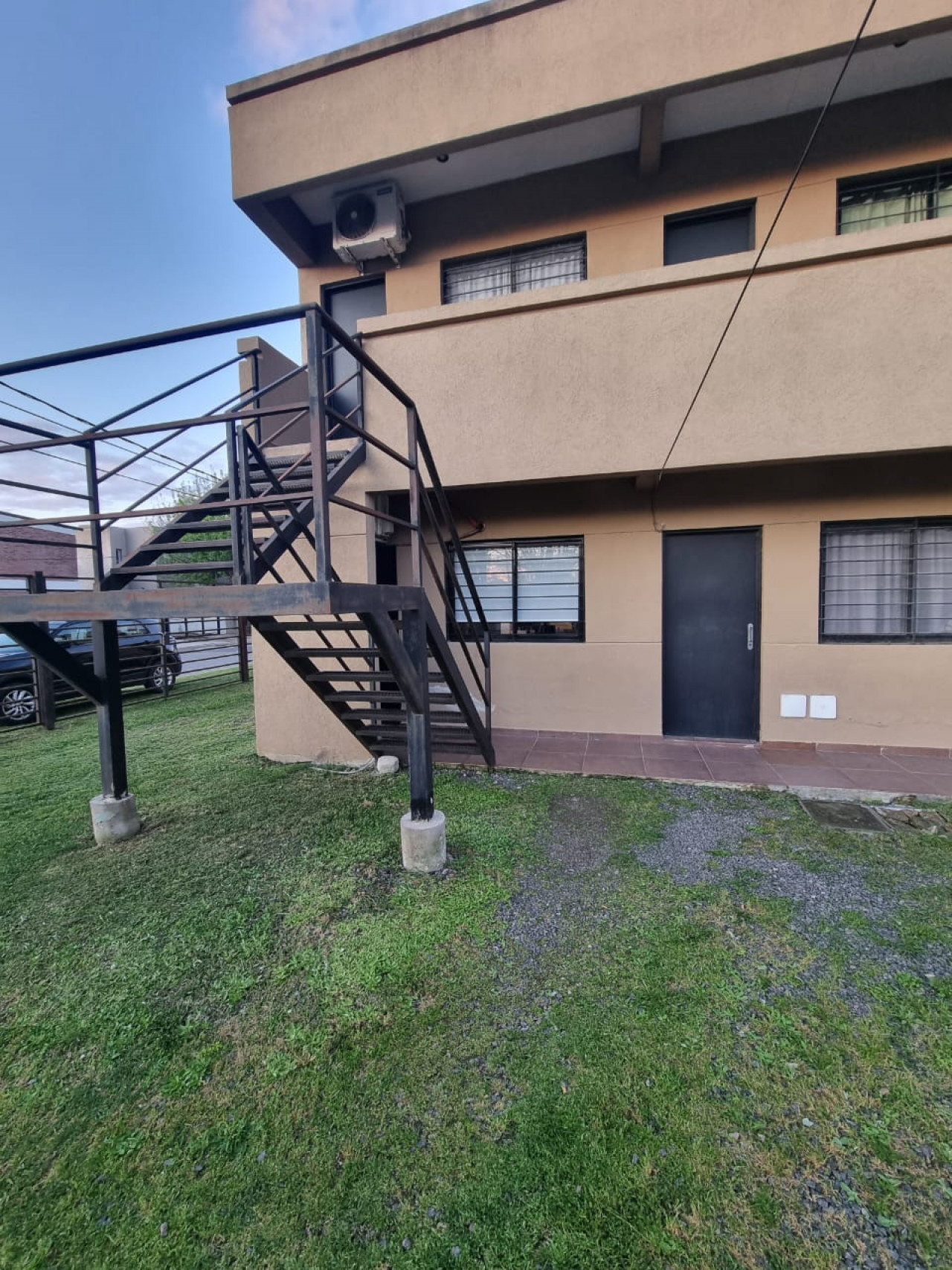 Departamento de 2 ambientes + escritorio+ patio y cochera en San Miguel