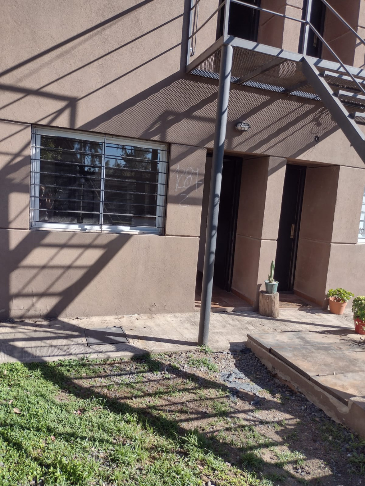 Departamento de 2 ambientes en P. B. en Pilar